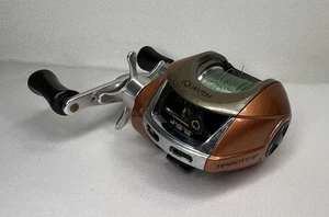 Quantum Tenacity AP TEN300CX Orange Baitcasting Angelrolle - Bild 1 von 7