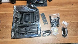 Asrock W790 WS R2.0 Sockel LGA4677 DDR5 RDIMM M.2 U.2 10Gb LAN ATX Mainboard - Bild 1 von 7