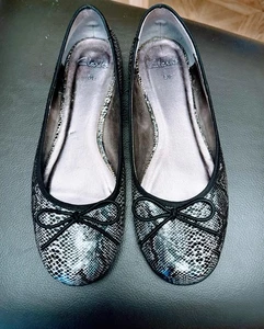 Size 5.5 Clarks Ballerina Shoes - Picture 1 of 6