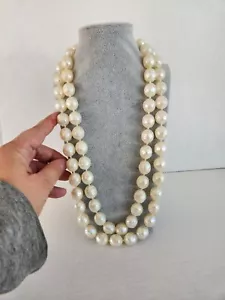 Costume Collana Lunga Richelieu Vintage Grossa Perla Martellata Doppia Fila in perfette condizioni - Foto 1 di 16