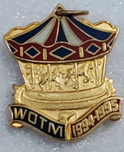 WOTM Women Of The Moose 1994-1995 Pin Karosel & goldfarben Charm Anhänger - Bild 1 von 3