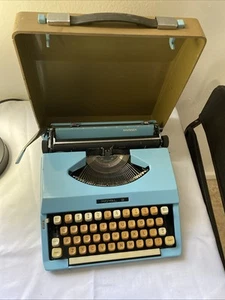 Vintage Royal Mariner Portable Typewriter Light Blue with Case - Picture 1 of 20