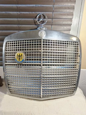 Mercedes W108 W109 1965-1973 parrilla delantera cromada OEM completa con emblema  Foto 1 de 4