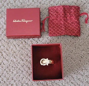 AUTÉNTICO SALVATORE FERRAGAMO GANCINI LOGO BUFANDA ANILLO CAJA BOLSA PARA EL POLVO USADO DORADO - Imagen 1 de 11