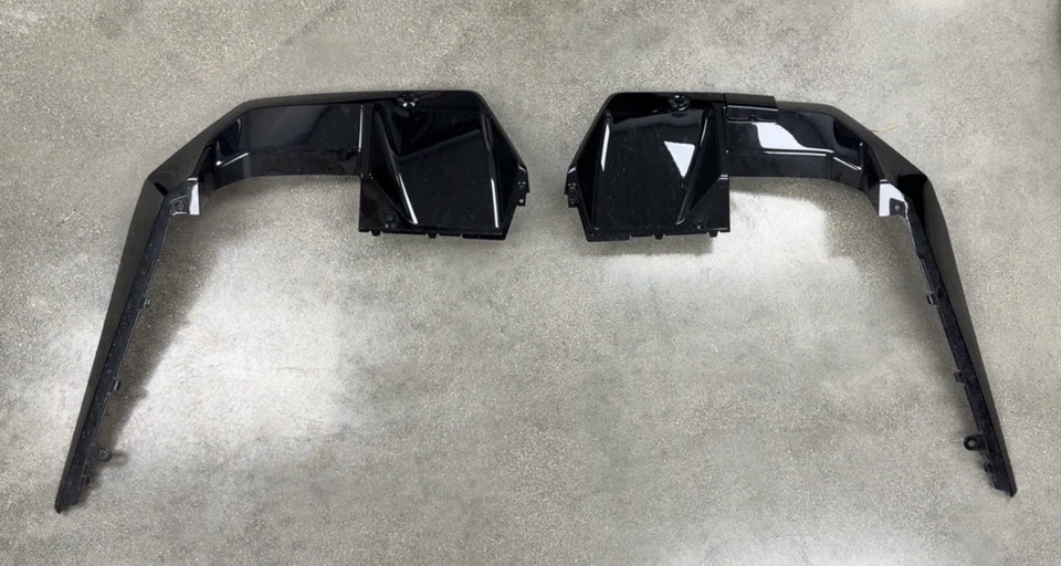 Difusor trasero negro brillante BMW M5 G90/G99 OEM 2 piezas panel de ajuste de parachoques Foto 1 de 4