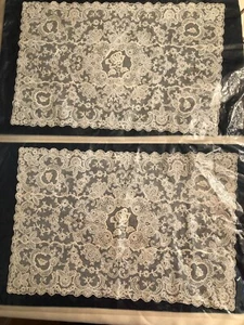 Vintage 2er Set Italienische Schiffli Spitze Tischsets Deckchen 10 1/2” X 16” Neu - Bild 1 von 12