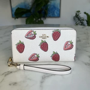 Coach lange Geldbörse mit umlaufendem Reißverschluss und Erdbeermuster CAO90 Kalbsleder in Kreidegold - Bild 1 von 10