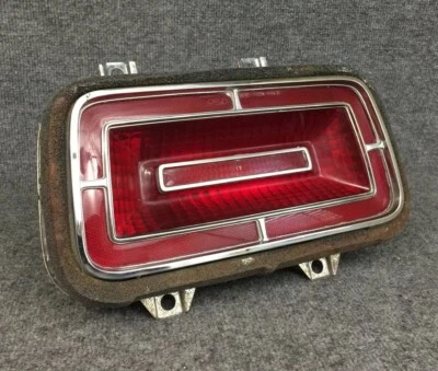 Conjunto de luces traseras Ford 500 XL Galaxie LTD 1970 con lente derecha o derecha usado en excelente estado Foto 1 de 4