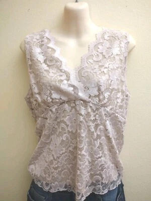 Top Cabi Mujer Talla L Floral Encaje Cuello en V Sin Mangas Rosa Forrado Festoneado Usado en Excelente Condición Foto 1 de 4