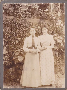 Schwesternpaar--Original Brom-Silber-Abzug um 1900 aufgezogen auf Fototokarton - Picture 1 of 1