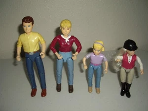 Casa de muñecas T31 Fisher Price Loving Family 4 figuras occidentales papá mamá niñas jockey - Imagen 1 de 7
