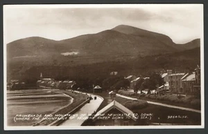 RPPC Postkarte Promenade & Berge von Mourne Newcastle Co. Down Mountains & Meer - Bild 1 von 2