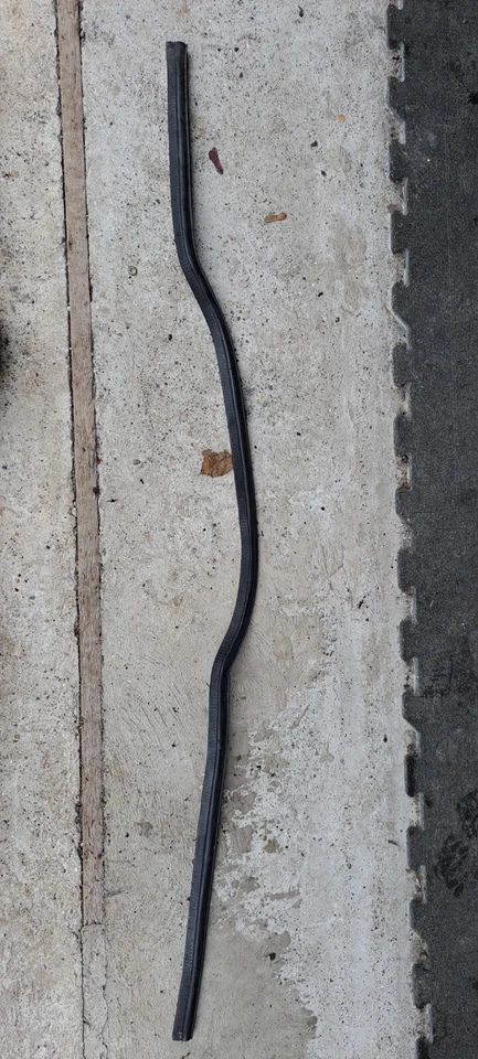 Sello de goma negro para capó de bahía de motor Porsche 944 Foto 1 de 1