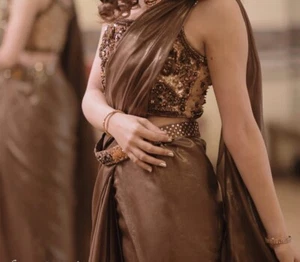 Precioso sari indio paquistaní de seda marrón con cinturón con blusa de puntada adornada  - Imagen 1 de 11