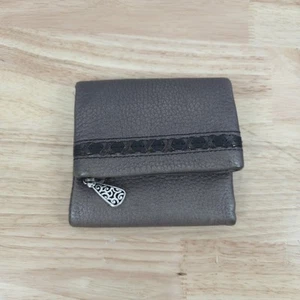 Cartera de cuero Brighton triple plegable gris con cremallera decorativa y cierre magnético - Imagen 1 de 11