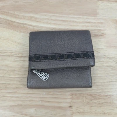 Cartera de cuero Brighton triple plegable gris con cremallera decorativa y cierre magnético Foto 1 de 4