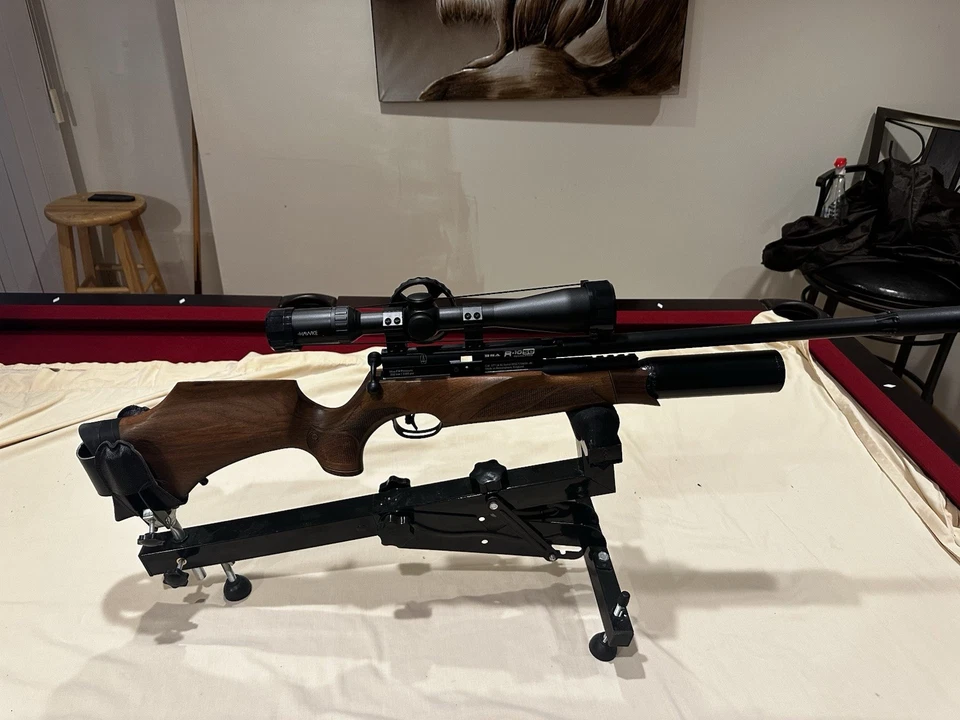 BSA R10 Se .177 cal vendido con mira telescópica halcón bobinadora lateral 2 cargadores (rara vez disparado) Foto 1 de 4