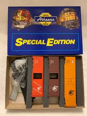 Athearn #2318 HO Scale Central of New Jersey one 50' & two 40' Boxcar Kit 3-Pack - Image 1 of 3