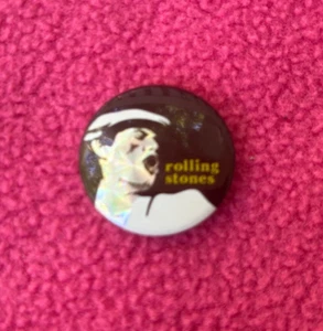 ORIGINAL Vintage MÚSICA Rock PIN-BACK Botón THE ROLLING STONES Cantan MICK JAGGER - Imagen 1 de 2