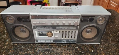 Vintage GE  Superadio series 3-5268A 3 piece boombox RARE Collectible radio.  - Image 1 of 4