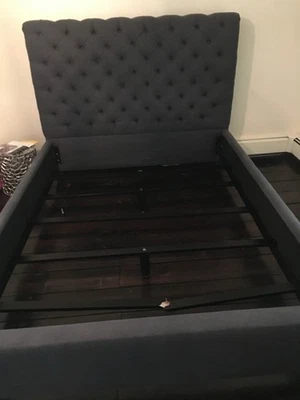 Marco de cama tamaño queen Pottery Barn Foto 1 de 4