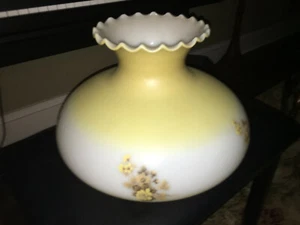 Antigua pantalla de lámpara de aceite floral de huracán pintada a mano de vidrio de leche 121619 II - Imagen 1 de 9