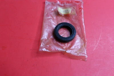 Vedação de óleo da roda traseira NOS Honda C100 CA100 C102 CA102 C105 T CA105T C110 CA110 - Imagem 1 de 4