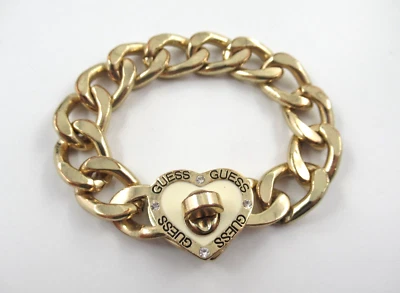 Brazalete de eslabones firmado Guess esmalte con bloqueo corazón tono dorado 7-1/4" Foto 1 de 4