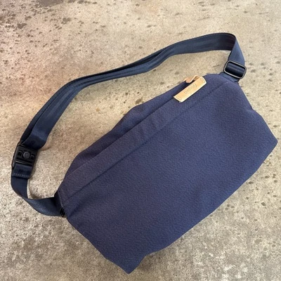 Bolsa tiracolo Bellroy azul marinho 12"" - Imagem 1 de 4