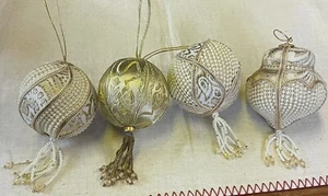 Juego de 4 adornos navideños vintage con cuentas blanco y dorado - Imagen 1 de 11