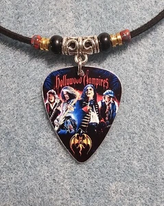 Hollywood Vampires Collana Chitarra Alluminio Pick - Foto 1 di 2