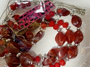 COLLANA BETSEY JOHNSON CRISTALLO ROSSO E PERLINE PERLE ARGENTO TRE FILI E ORECCHINI - Foto 1 di 6