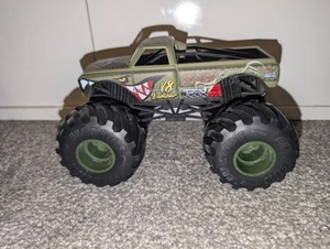Hot Wheels Monster Jam 1:24 Oversized Monster Truck V8 Bomber 1:24 Die-cast - Picture 1 of 11