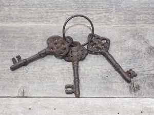 3 CAST IRON JAIL Keys House RUSTIC WESTERN CHURCH Key Ring Lock SKELETON Prop  - Picture 1 of 5