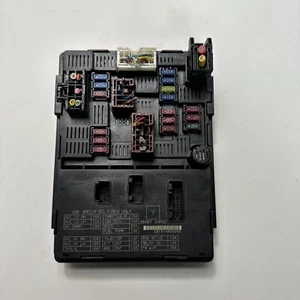 Nissan Versa 2013-2019 1,6 L AT caja de fusibles interior OEM 284B7 1HR0C - Imagen 1 de 7