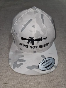 Gorra Lions Not Sheep Alpine Camuflada Blanca Snapback AR-15 Bordada Yupoong  - Imagen 1 de 8
