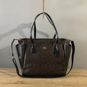 Bolso bandolera Coach con monograma para bebé en lona exclusiva precio de venta sugerido por el fabricante $495 - Imagen 1 de 16