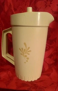 Jarra de colección Tupperware #874 almendra 1 cuarto de galón con tapa de botón dorado cosecha - Imagen 1 de 6