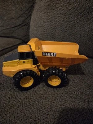  Camión de volteo de construcción John Deere 11" Foto 1 de 3