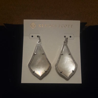 NUEVO CON ETIQUETAS Pendientes Kendra Scott Alex Marfil Madreperla Concha Tono Plata Foto 1 de 3