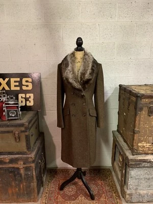 Abrigo de lana de tweed con cuello de piel Neiman Marcus Studio by Searles Foto 1 de 4