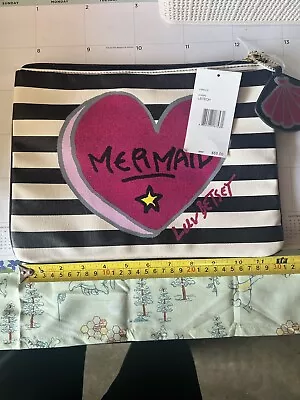 Bolso sin asas cosmético Betsey Johnson "MERMAID" a rayas negras y blancas Foto 1 de 2
