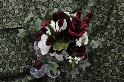 Ramo floral rosa borgoña y blanco con boutonniere Foto 1 de 4