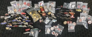 464823 - Lotto spille pinback cappello bavero costruttore veicolo Ford GM Mopar + altro - Foto 1 di 16