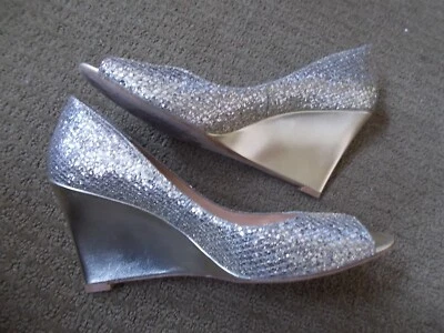 Tacones BADGLEY MISCHKA Awake Peep Toe cuña plateados brillantes talla 9 Foto 1 de 4