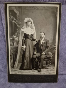 Kiel und Chilton, Wis. Damen mit Kopf Kleid stehend neben Mann sitzend - Bild 1 von 2
