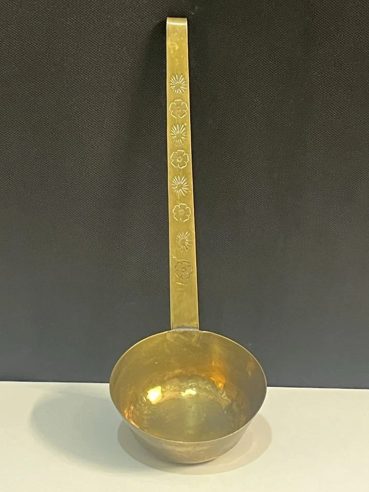 Louche ancienne en laiton – Objet vintage de cuisine – Manche décoré - Photo 1/4