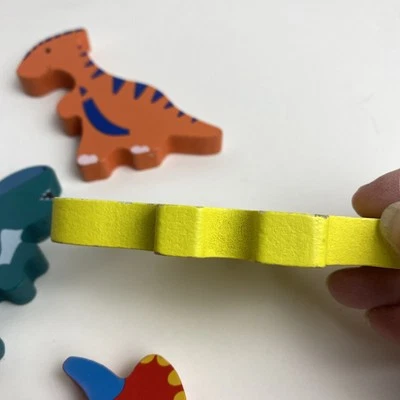 Деревянные декоративные поднятые коренастые динозавры 7 предметов дерево красочные Melissa & Doug - Изображение 1 из 4