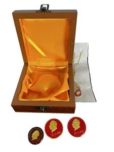 Chairman Mao Tse Dong  (Mao Ze Tung) 3 Pins 1 Necklace w/wood box  zhen cang pin - Picture 1 of 5