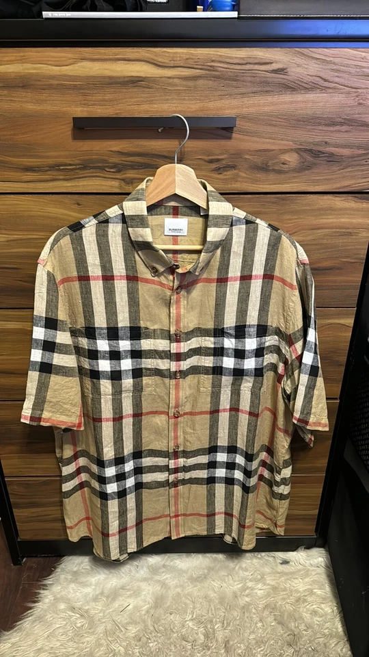 Camisa para hombre Burberry de lino con botones Foto 1 de 4